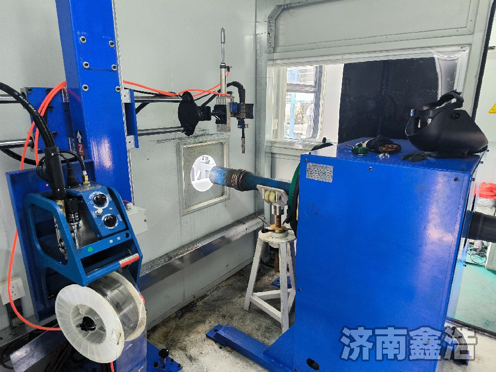 广东客户订购鑫浩卧式转台+手动操作架定制款，提高焊接效率